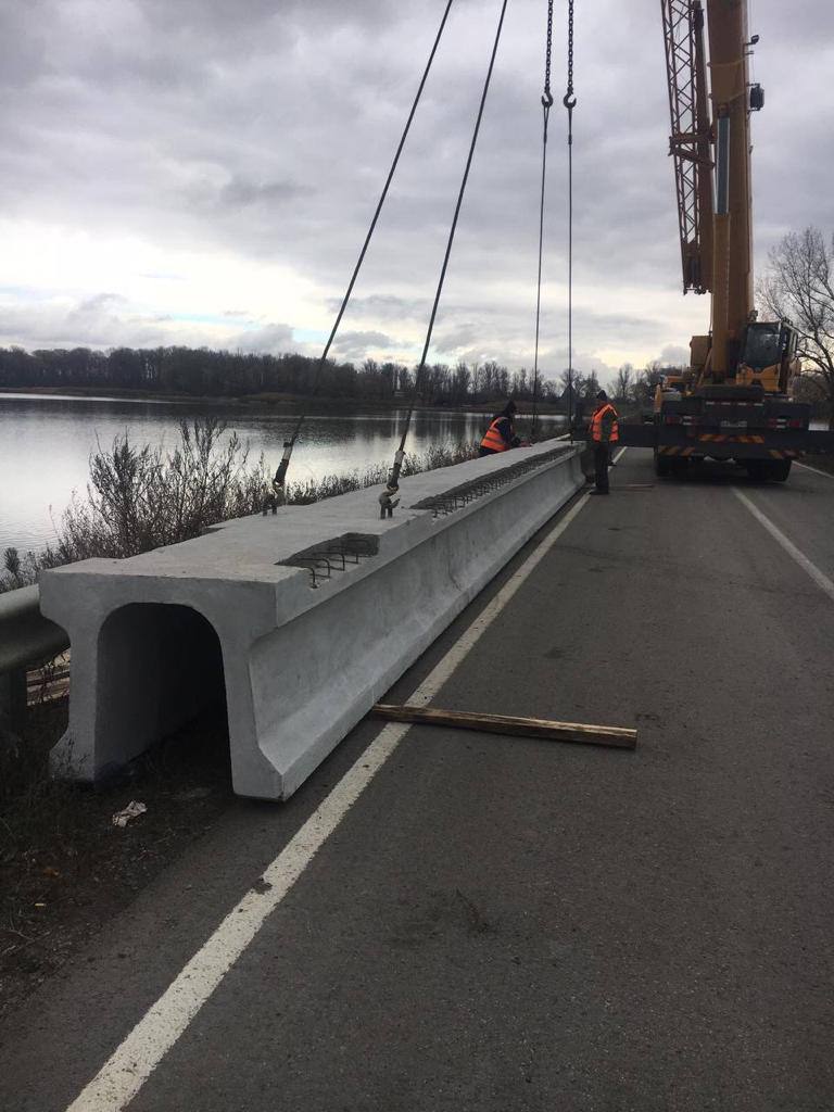 На Печенежском водохранилище восстанавливают мост.