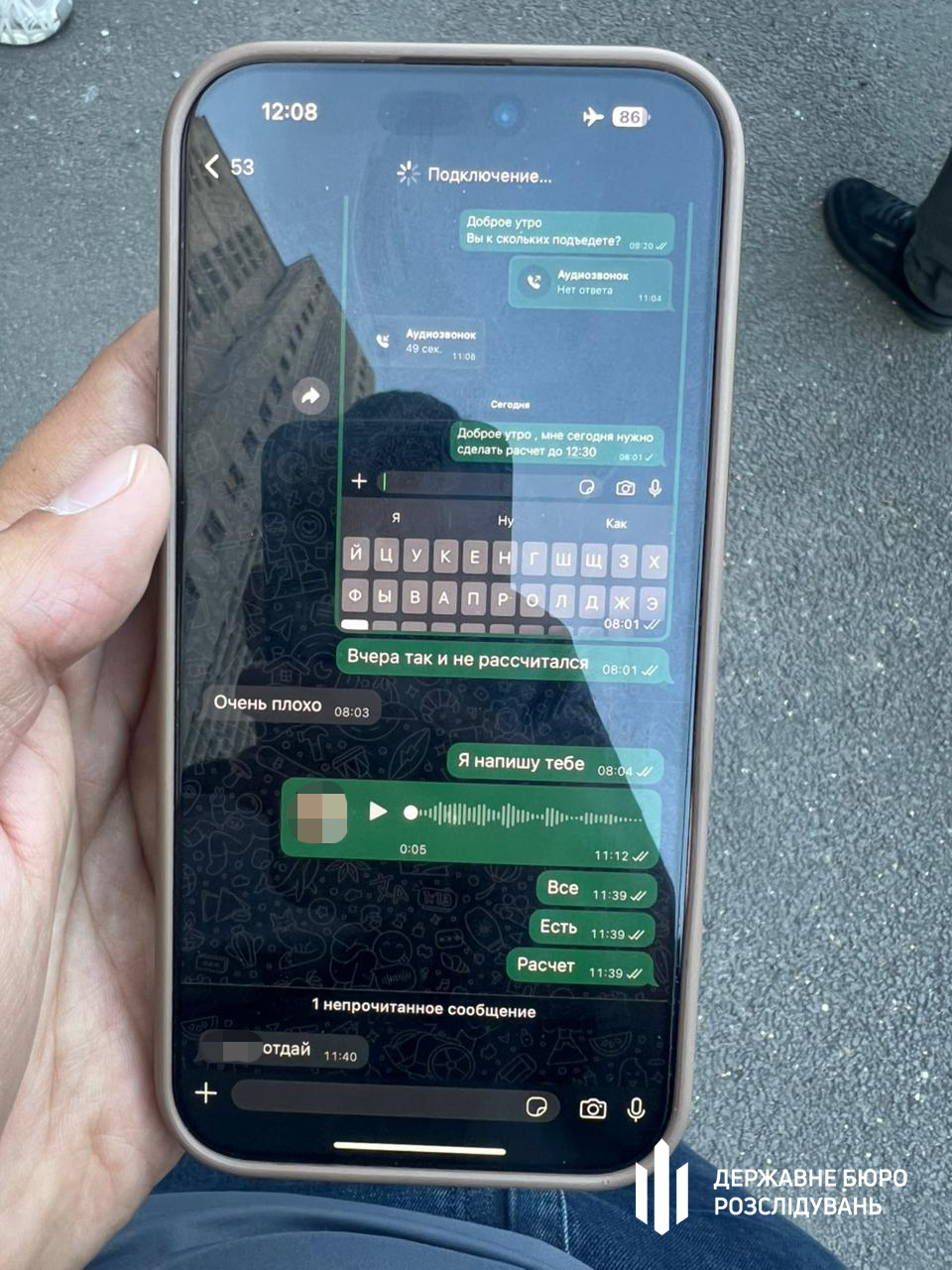 У Харкові співробітниця військової медкомісії за хабар переводила військових із бойових частин у тил.