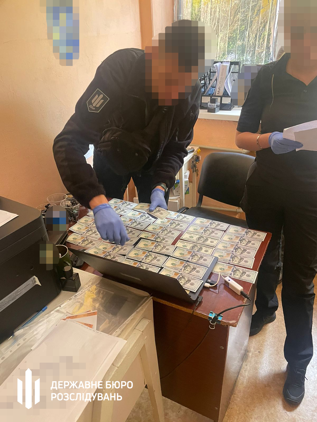 У Харкові співробітниця військової медкомісії за хабар переводила військових із бойових частин у тил.