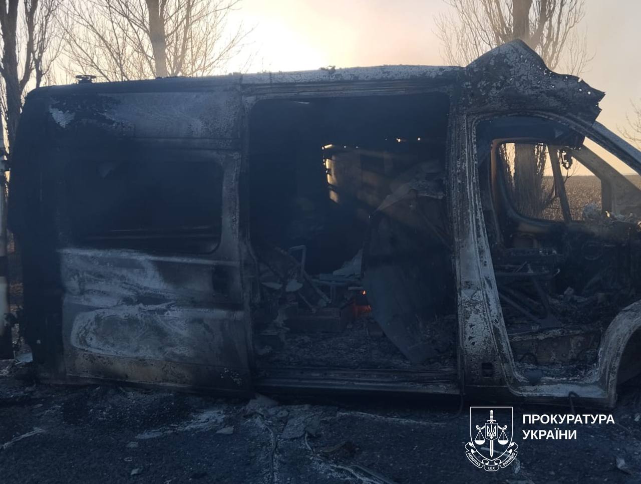 В Харьковской области российский дрон ударил по автомобилю скорой помощи: погибли двое медиков.