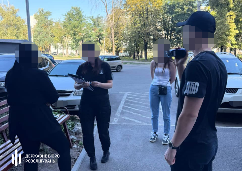 У Харкові співробітниця військової медкомісії за хабар переводила військових із бойових частин у тил.