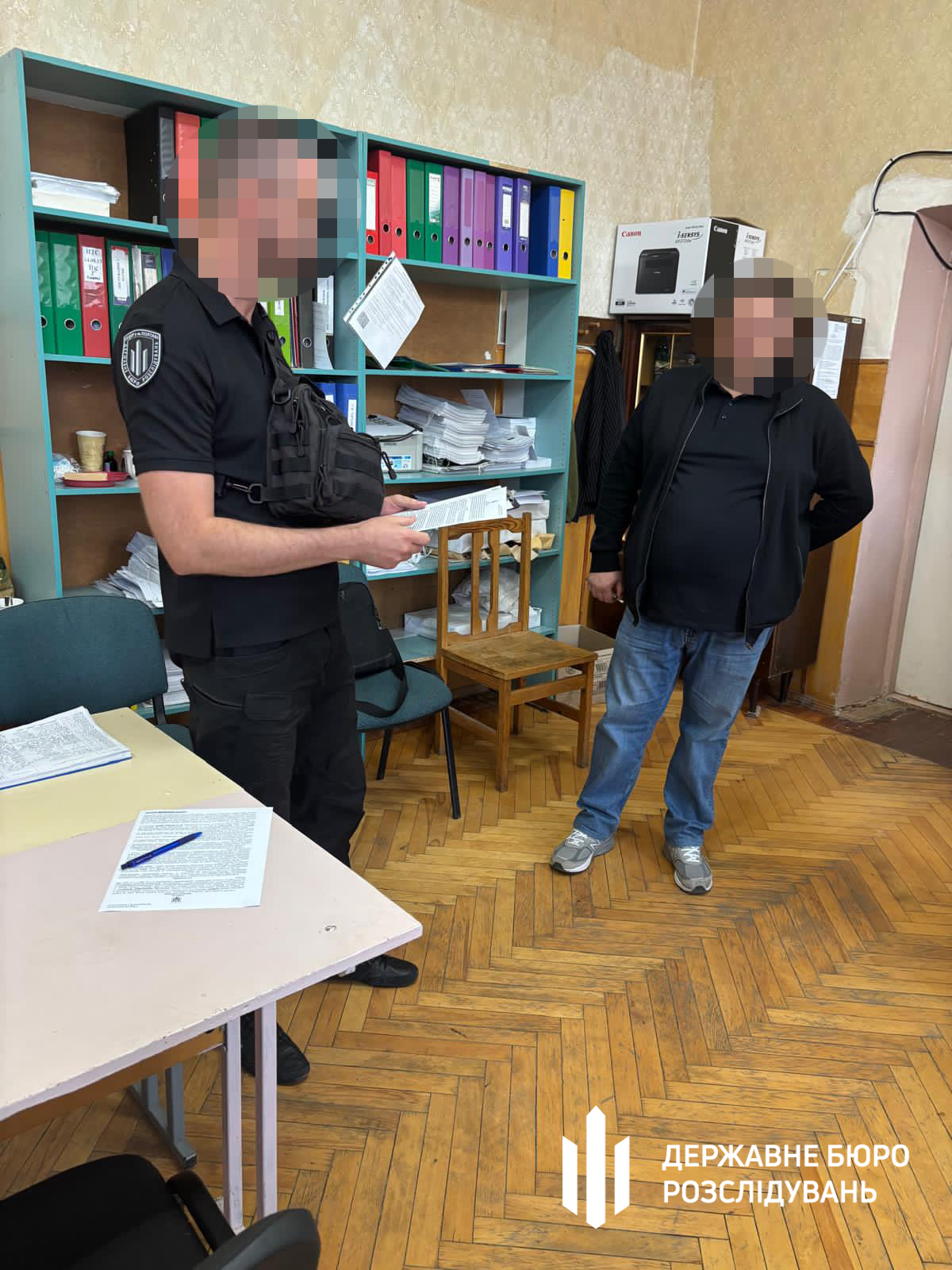 У Харкові співробітниця військової медкомісії за хабар переводила військових із бойових частин у тил.