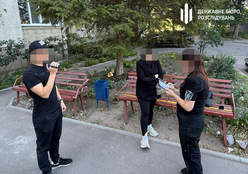 У Харкові співробітниця військової медкомісії за хабар переводила військових із бойових частин у тил.