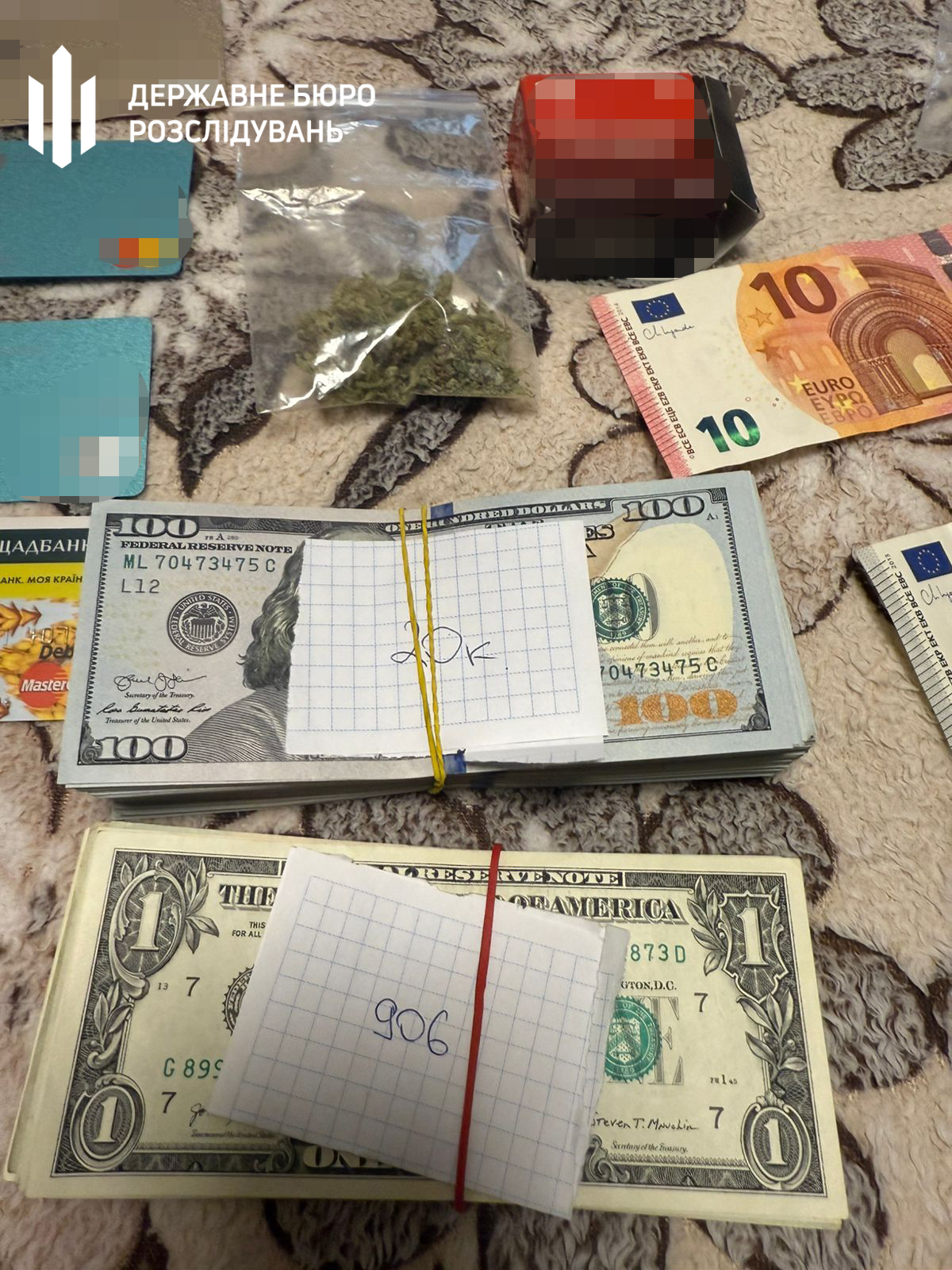 У Харкові співробітниця військової медкомісії за хабар переводила військових із бойових частин у тил.