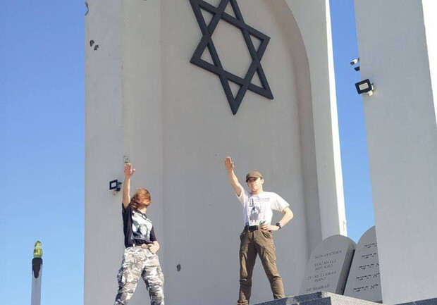 "Развлекались": полиция нашла "нацистов", сделавших фото в Дробицком яру  фото 1