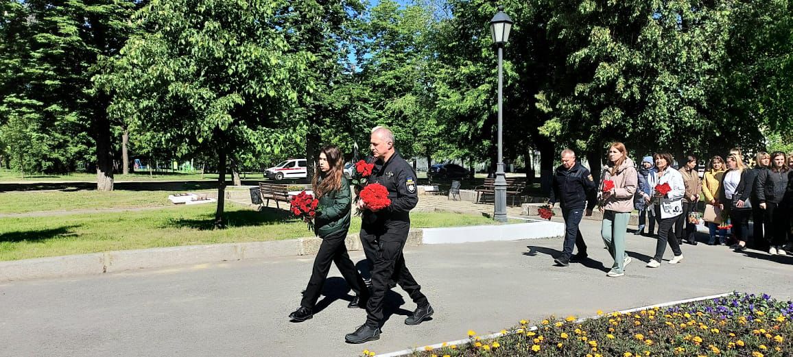 У Харкові у День пам'яті та перемоги над нацизмом відбулося покладання квітів.