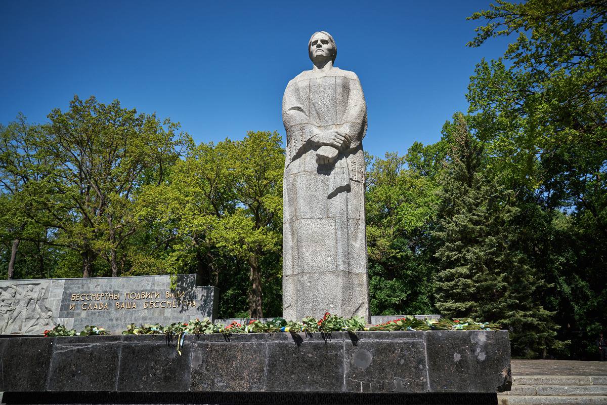 У Харкові у День пам'яті та перемоги над нацизмом відбулося покладання квітів.