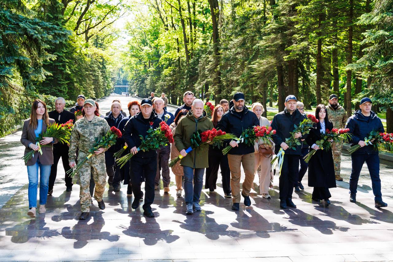 У Харкові у День пам'яті та перемоги над нацизмом відбулося покладання квітів.