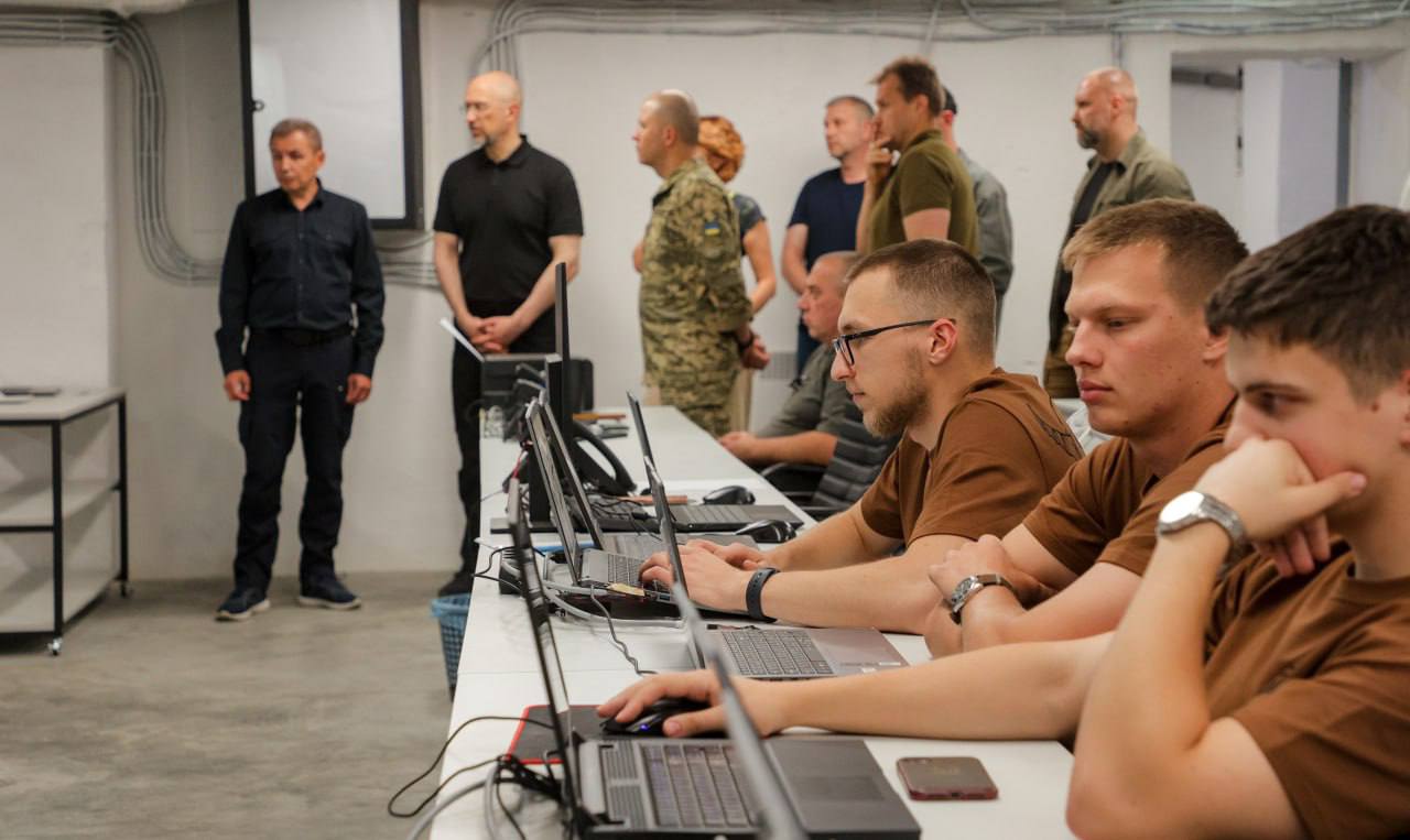 В Харьков приехал министр обороны Денис Шмыгаль.