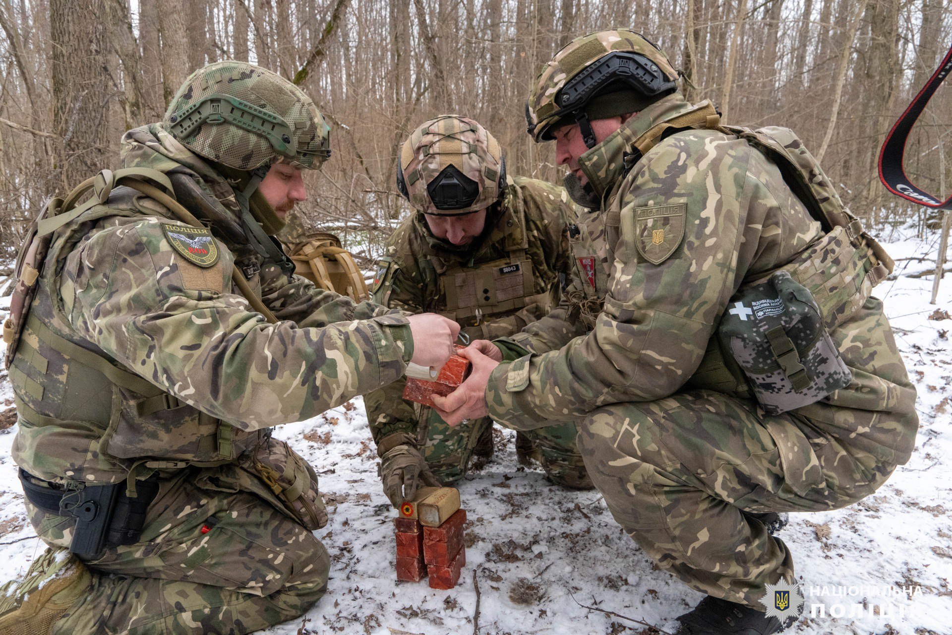 "Наиболее опасные &mdash; мины-лепестки": взрывотехники разминируют Харьковский район.