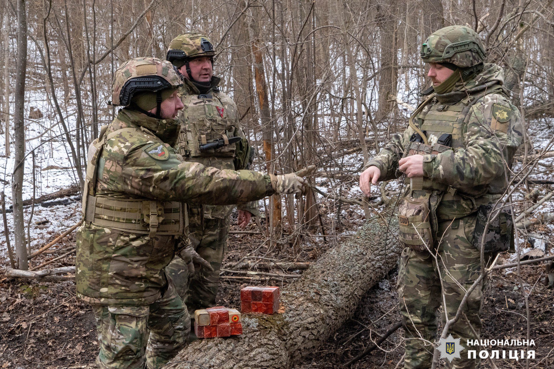 "Наиболее опасные &mdash; мины-лепестки": взрывотехники разминируют Харьковский район.