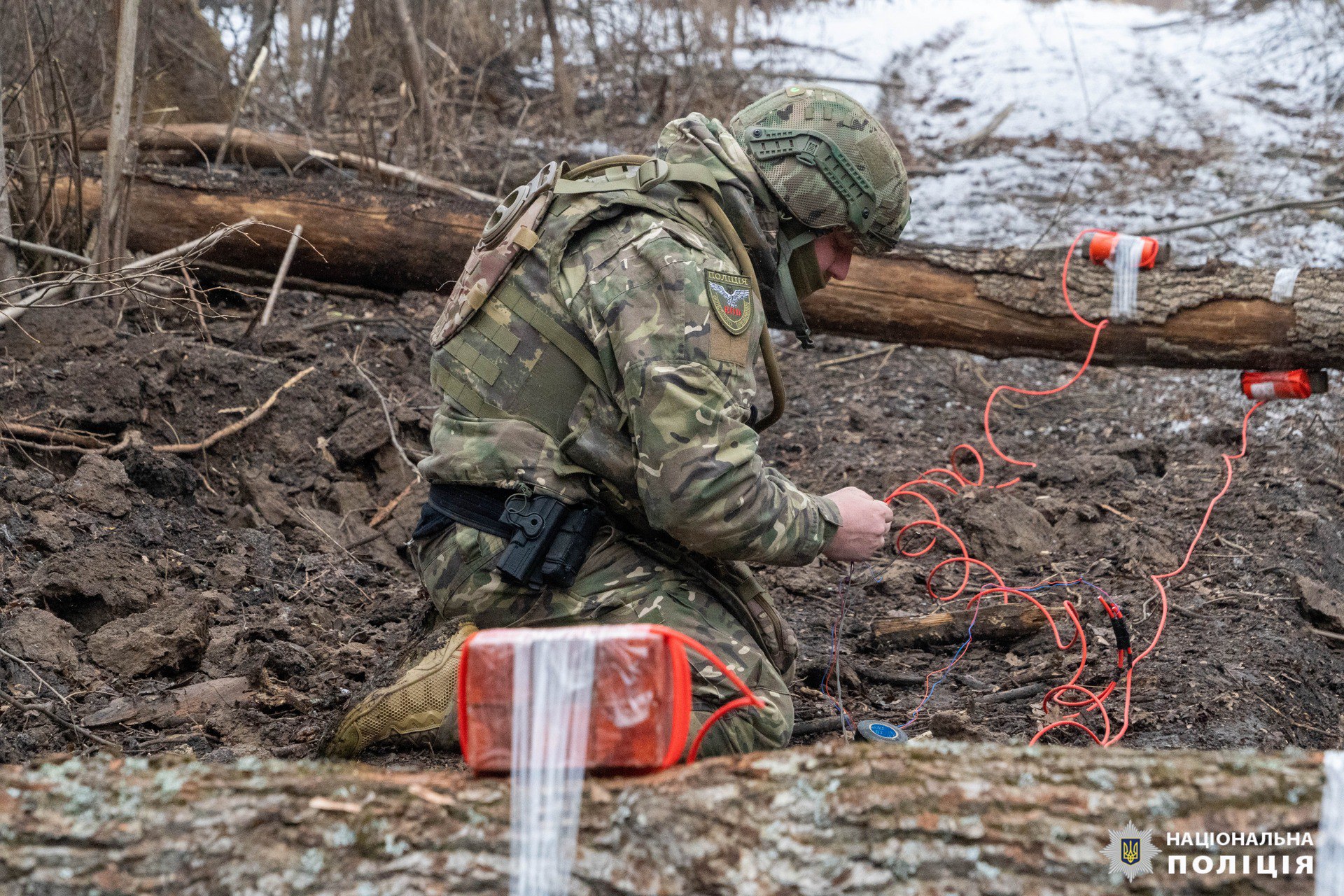 "Наиболее опасные &mdash; мины-лепестки": взрывотехники разминируют Харьковский район.