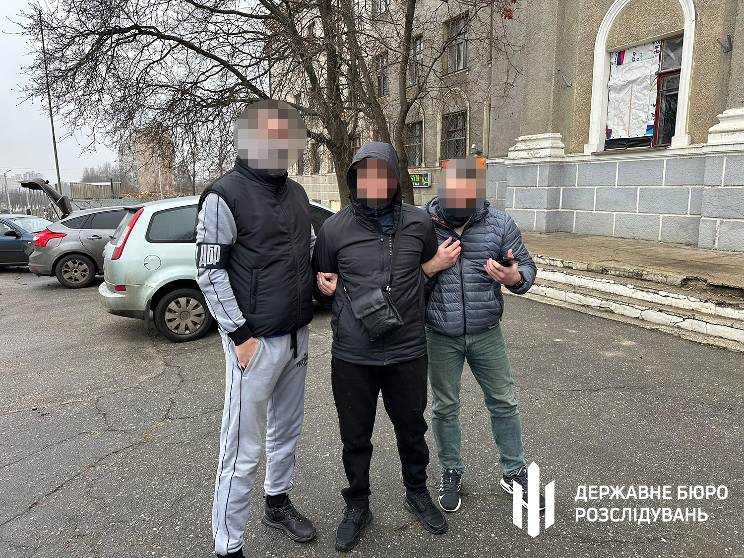 Ему поставлено в известность о подозрении в получении неправомерной выгоды за влияние на принятие решения лицом, уполномоченным на выполнение функций государства, соединенное с вымогательством (ч. 3 ст. 369-2 УК Украины).  Санкция статьи предусматривает наказание в виде лишения свободы сроком до 8 лет с конфискацией имущества.  Проверяются действия работников ТЦК, в том числе руководящего звена. Проведен ряд обысков, в том числе в терцентре комплектования. Изъяты документы на новых &laquo;клиентов&raquo;, которые изучаются.  Процессуальное руководство осуществляет Специализированная прокуратура в сфере обороны Восточного региона.