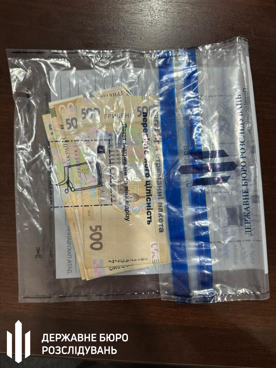 Ему поставлено в известность о подозрении в получении неправомерной выгоды за влияние на принятие решения лицом, уполномоченным на выполнение функций государства, соединенное с вымогательством (ч. 3 ст. 369-2 УК Украины).  Санкция статьи предусматривает наказание в виде лишения свободы сроком до 8 лет с конфискацией имущества.  Проверяются действия работников ТЦК, в том числе руководящего звена. Проведен ряд обысков, в том числе в терцентре комплектования. Изъяты документы на новых &laquo;клиентов&raquo;, которые изучаются.  Процессуальное руководство осуществляет Специализированная прокуратура в сфере обороны Восточного региона.