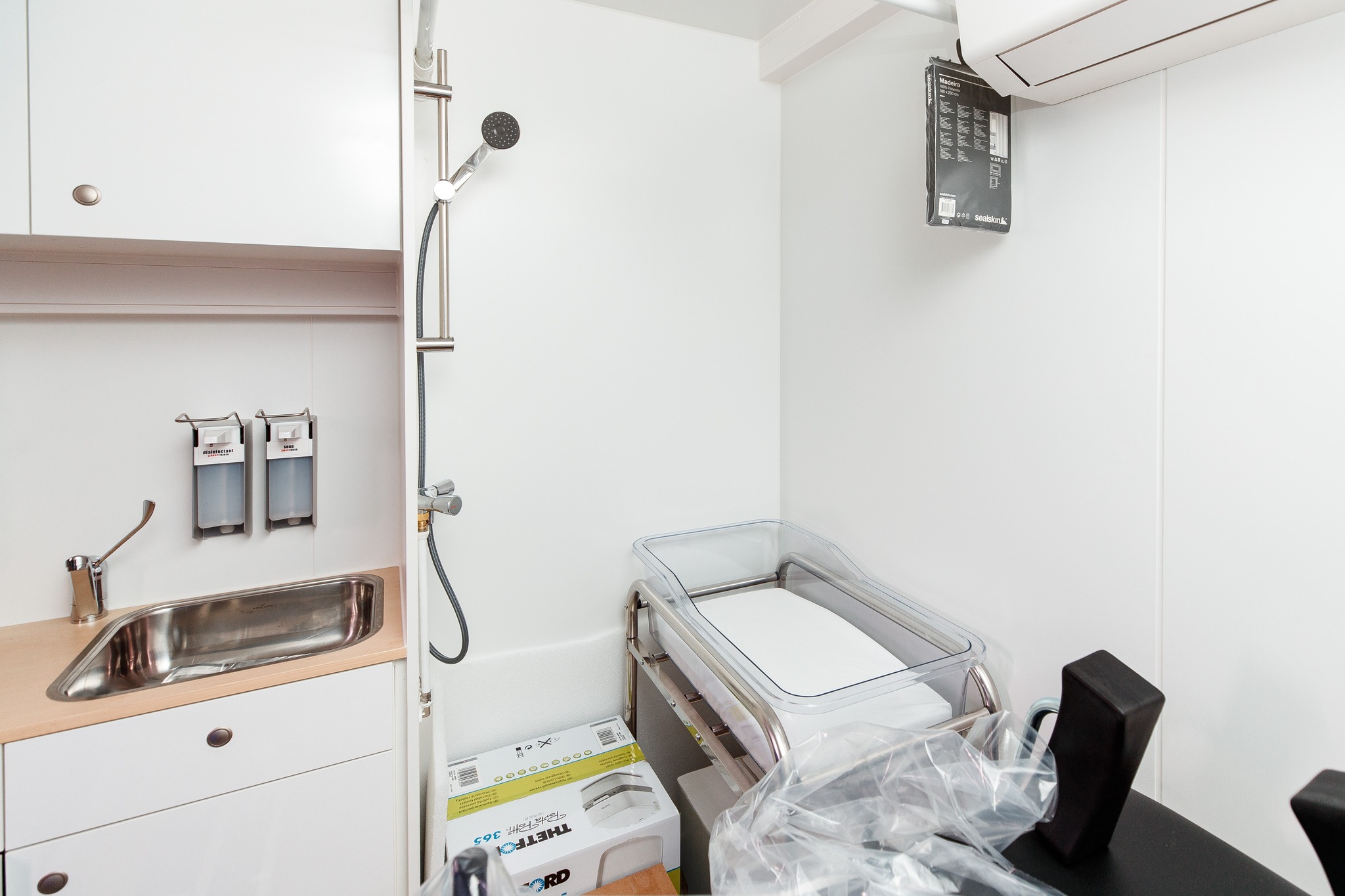 В Изюме появился мобильный роддом.