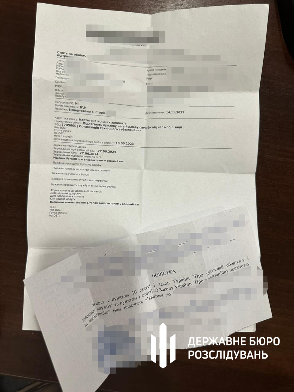 Ему поставлено в известность о подозрении в получении неправомерной выгоды за влияние на принятие решения лицом, уполномоченным на выполнение функций государства, соединенное с вымогательством (ч. 3 ст. 369-2 УК Украины).  Санкция статьи предусматривает наказание в виде лишения свободы сроком до 8 лет с конфискацией имущества.  Проверяются действия работников ТЦК, в том числе руководящего звена. Проведен ряд обысков, в том числе в терцентре комплектования. Изъяты документы на новых &laquo;клиентов&raquo;, которые изучаются.  Процессуальное руководство осуществляет Специализированная прокуратура в сфере обороны Восточного региона.