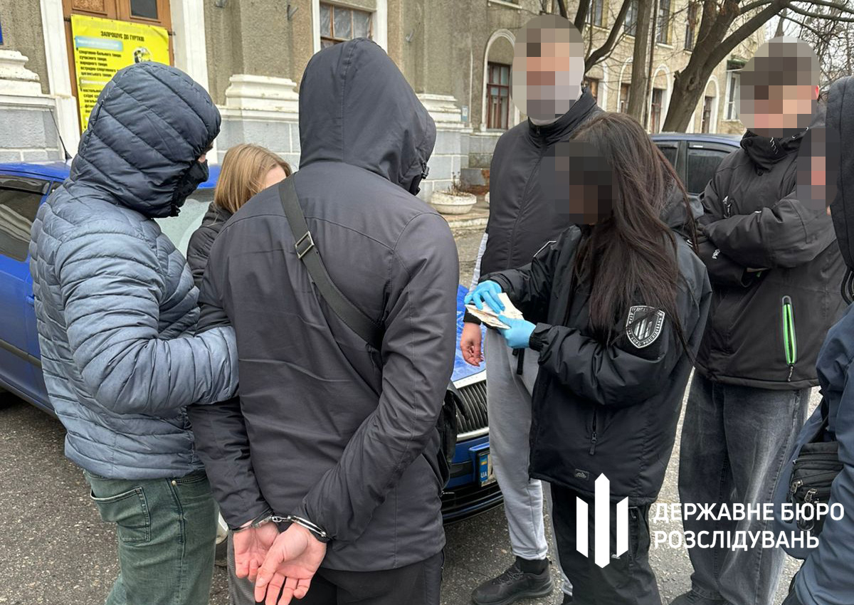 Ему поставлено в известность о подозрении в получении неправомерной выгоды за влияние на принятие решения лицом, уполномоченным на выполнение функций государства, соединенное с вымогательством (ч. 3 ст. 369-2 УК Украины).  Санкция статьи предусматривает наказание в виде лишения свободы сроком до 8 лет с конфискацией имущества.  Проверяются действия работников ТЦК, в том числе руководящего звена. Проведен ряд обысков, в том числе в терцентре комплектования. Изъяты документы на новых &laquo;клиентов&raquo;, которые изучаются.  Процессуальное руководство осуществляет Специализированная прокуратура в сфере обороны Восточного региона.