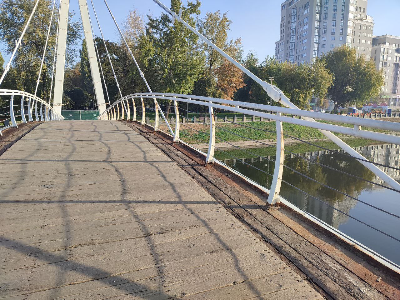 На підвісному мосту у сквері 