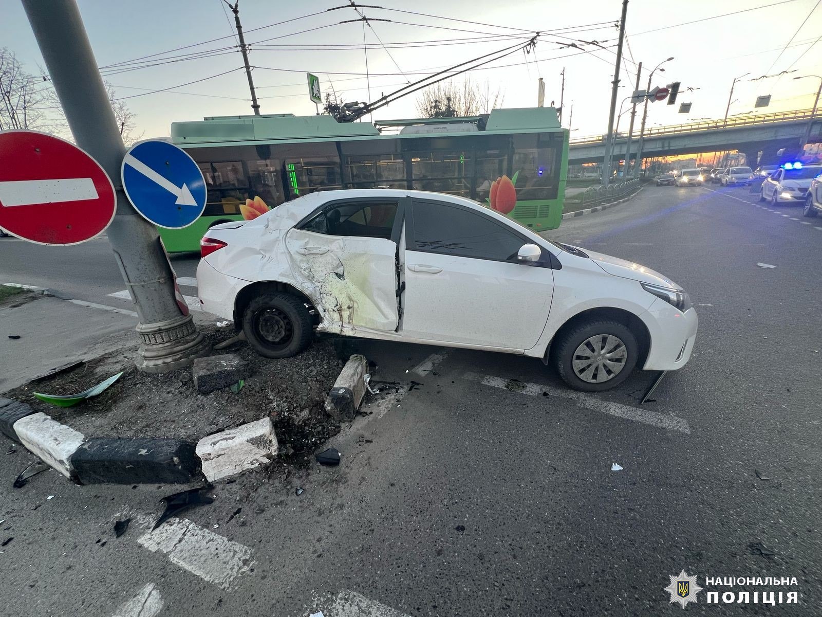 На проспекте Героев Харькова мотоциклист влетел в Toyota: двое погибших.