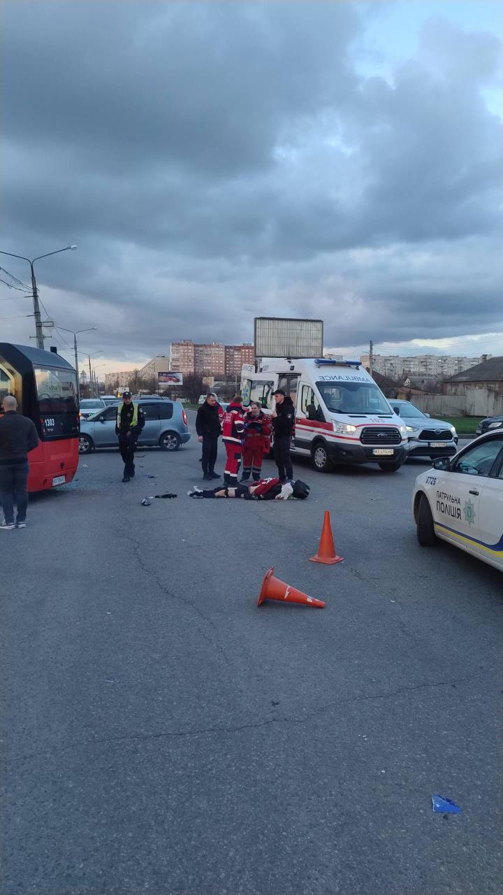 Смертельная авария: в Харькове мотоцикл влетел в маршрутку (фото) фото 2 1