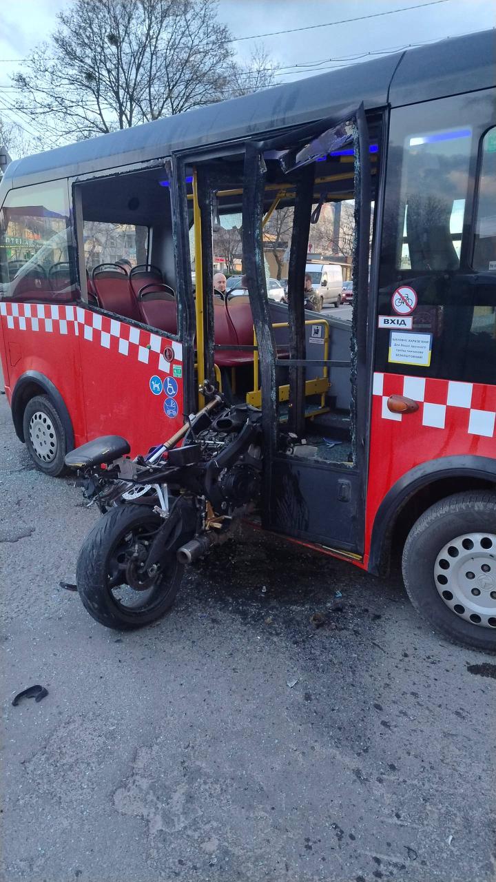 Смертельная авария: в Харькове мотоцикл влетел в маршрутку (фото) фото 1