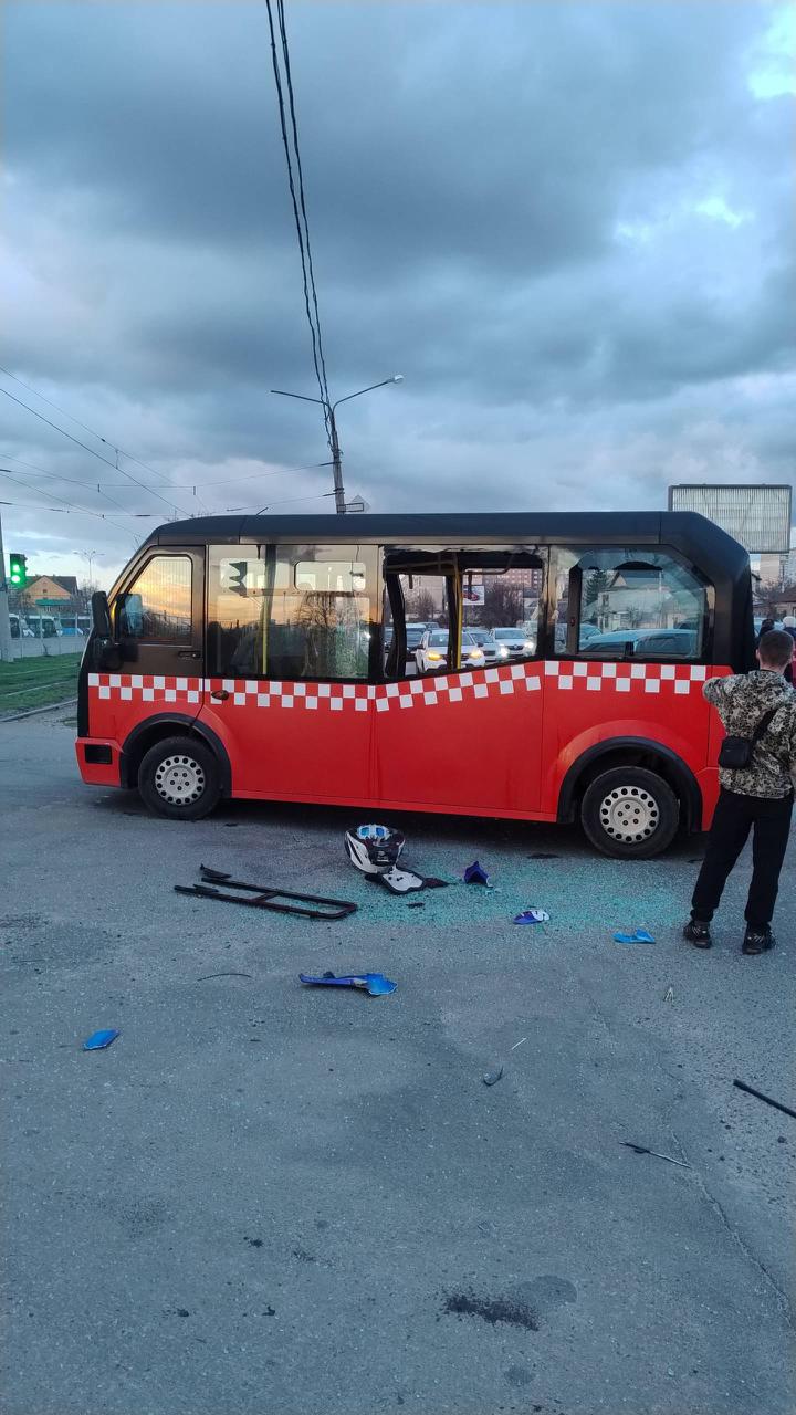Смертельная авария: в Харькове мотоцикл влетел в маршрутку (фото) фото 3 2
