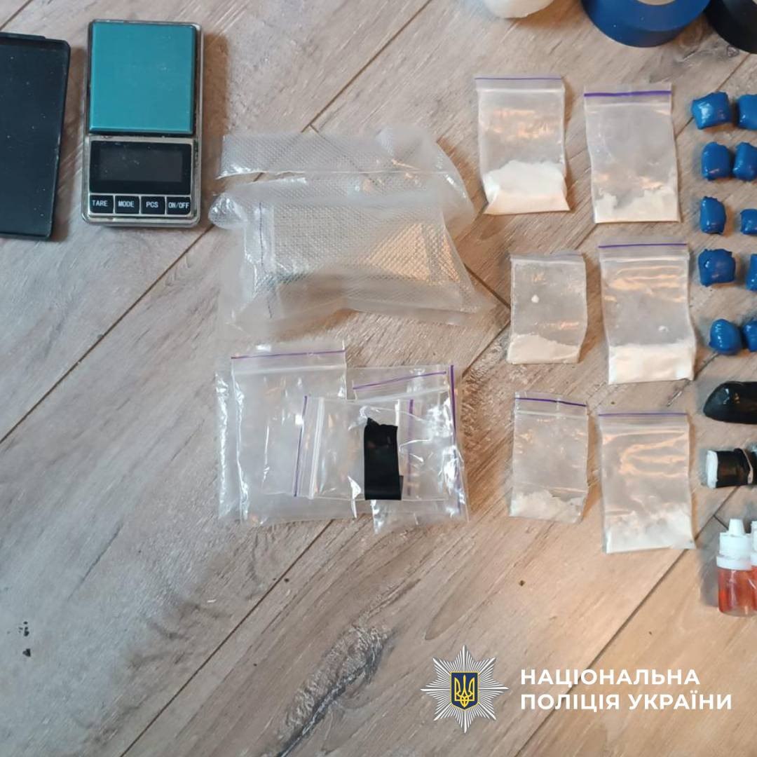 Заготовили около 3 000 доз наркотиков: в Харькове разоблачили двух наркоторговок.