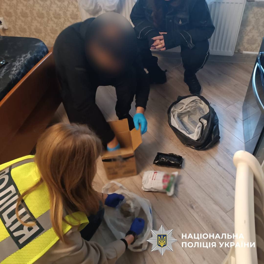 Заготовили около 3 000 доз наркотиков: в Харькове разоблачили двух наркоторговок.