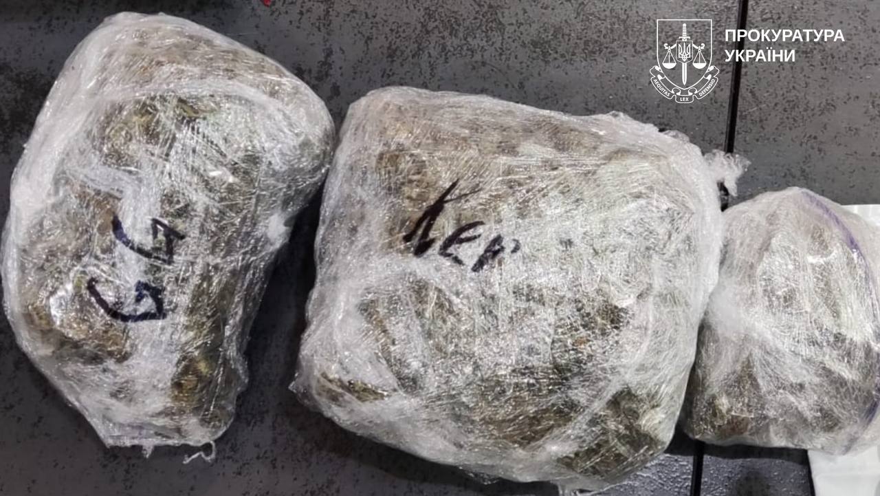 В Харькове группа молодежи организовала масштабный сбыт наркотиков.