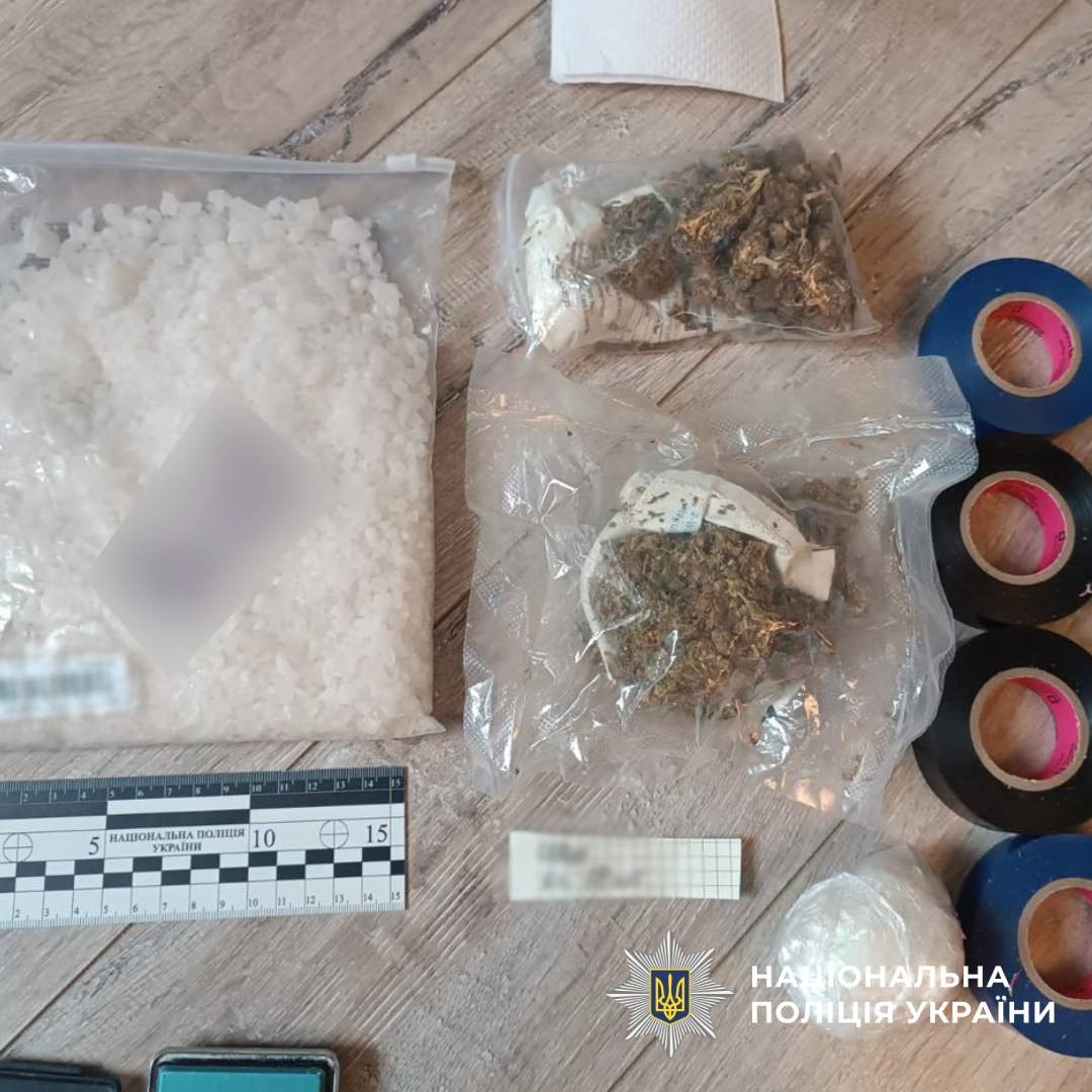 Заготовили около 3 000 доз наркотиков: в Харькове разоблачили двух наркоторговок.