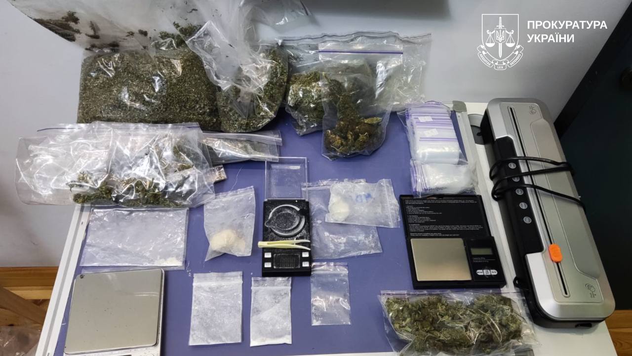 В Харькове группа молодежи организовала масштабный сбыт наркотиков.