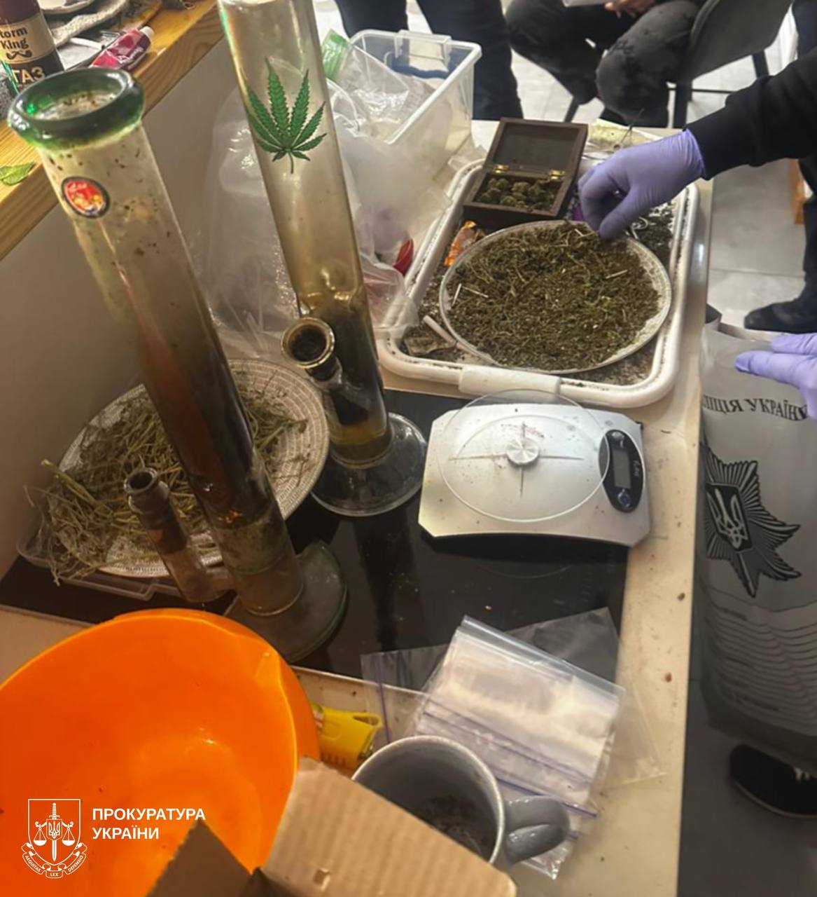 В Харькове группа молодежи организовала масштабный сбыт наркотиков.