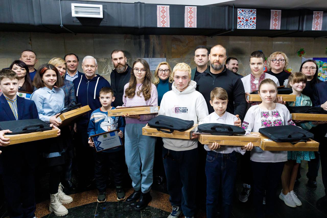 У Харкові 501 школяр отримав ноутбуки для навчання.