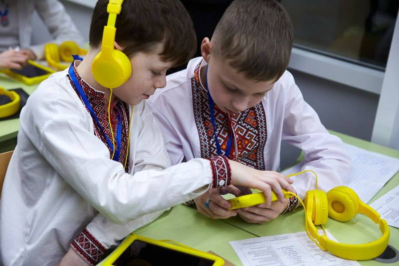 У Харкові 501 школяр отримав ноутбуки для навчання.