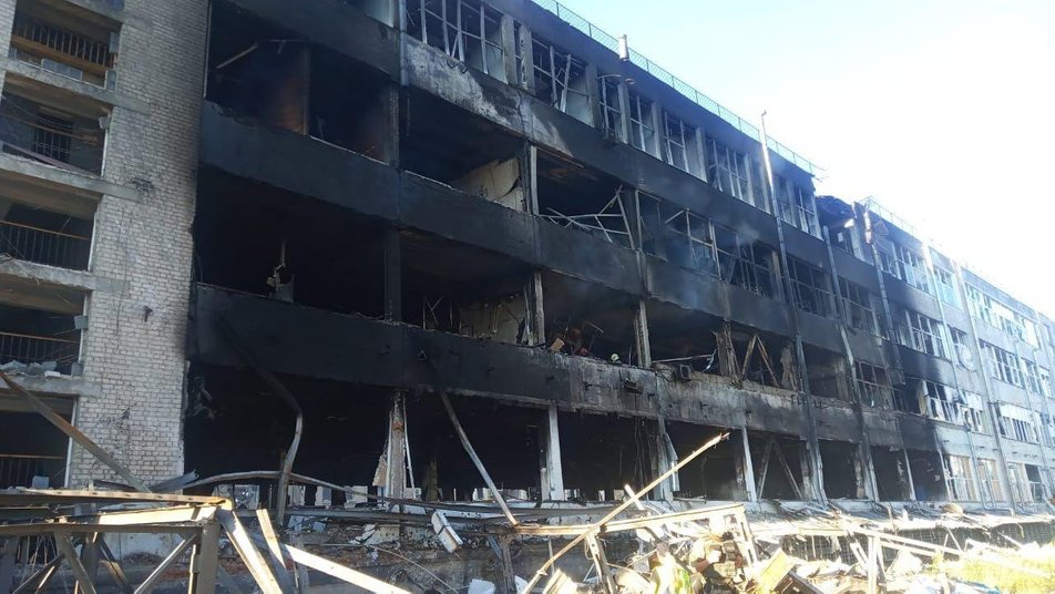 Полиция показала последствия ракетного обстрела Харькова ночью.