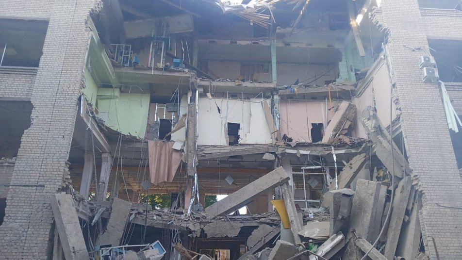 Полиция показала последствия ракетного обстрела Харькова ночью.