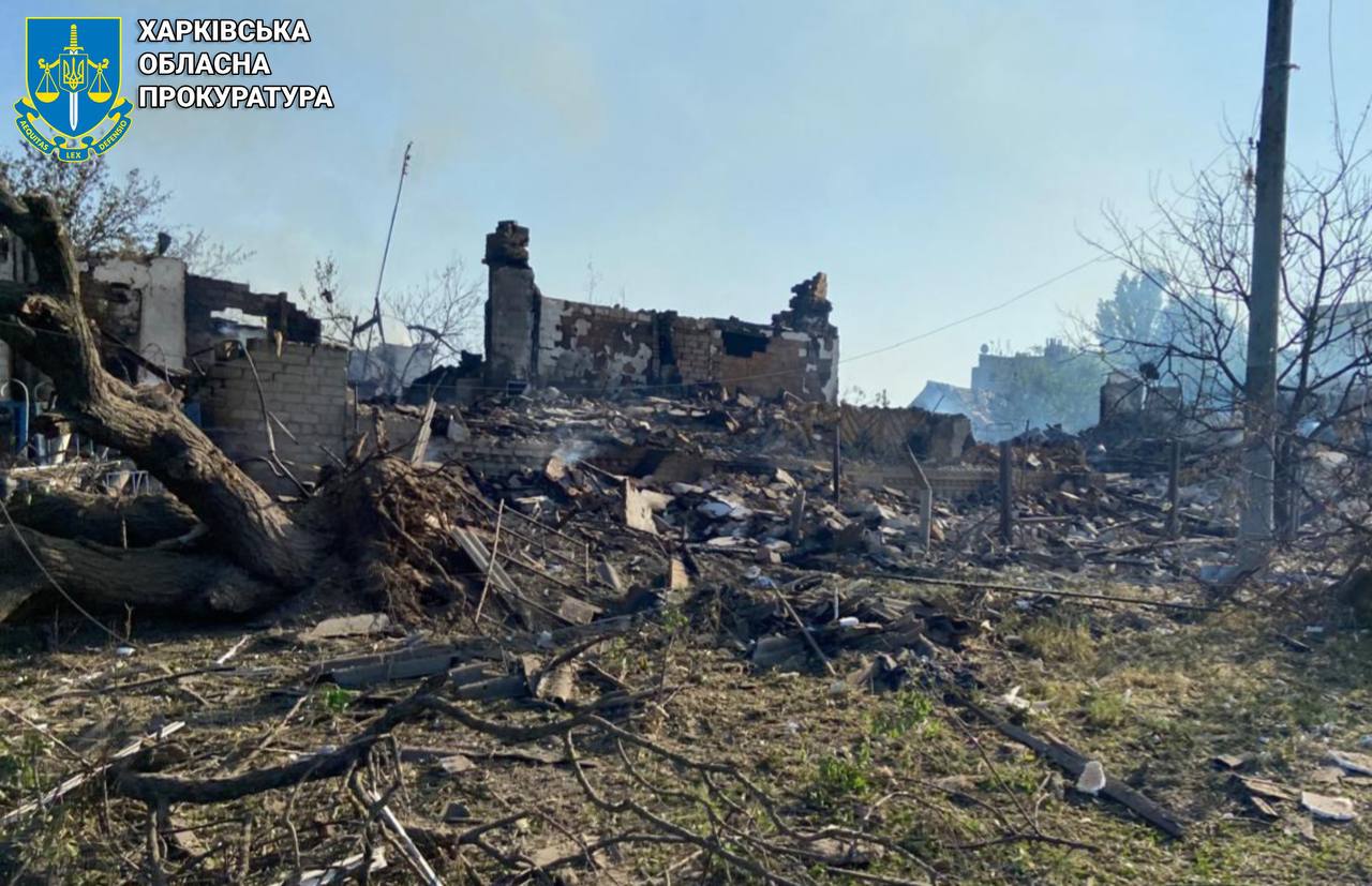 вражеский беспилотник, тип которого устанавливается, попал в киоск. Медики оказывают необходимую помощь двум женщинам в возрасте 41 и 59 лет, а также 76-летнему мужчине.