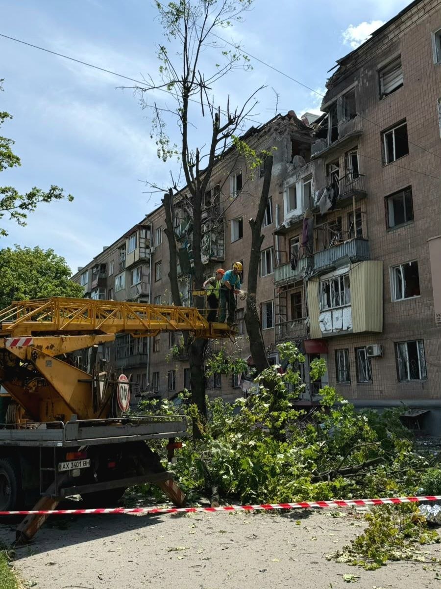 Оккупанты ударили по многоэтажке в Харькове ракетами "Бандероль": есть погибшие и раненые.