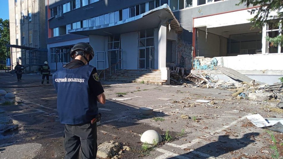 Полиция показала последствия ракетного обстрела Харькова ночью.