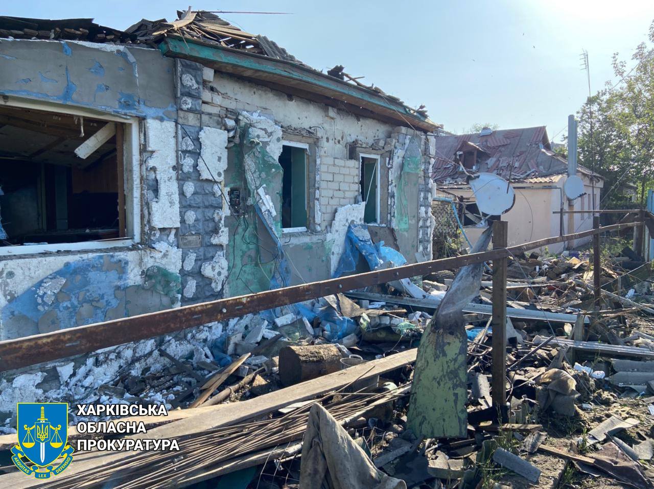 вражеский беспилотник, тип которого устанавливается, попал в киоск. Медики оказывают необходимую помощь двум женщинам в возрасте 41 и 59 лет, а также 76-летнему мужчине.