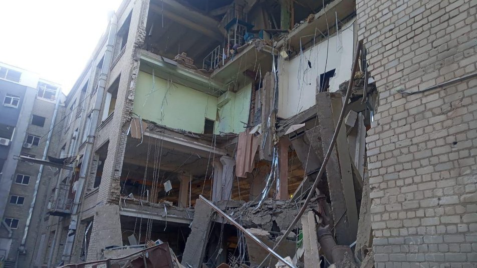 Полиция показала последствия ракетного обстрела Харькова ночью.