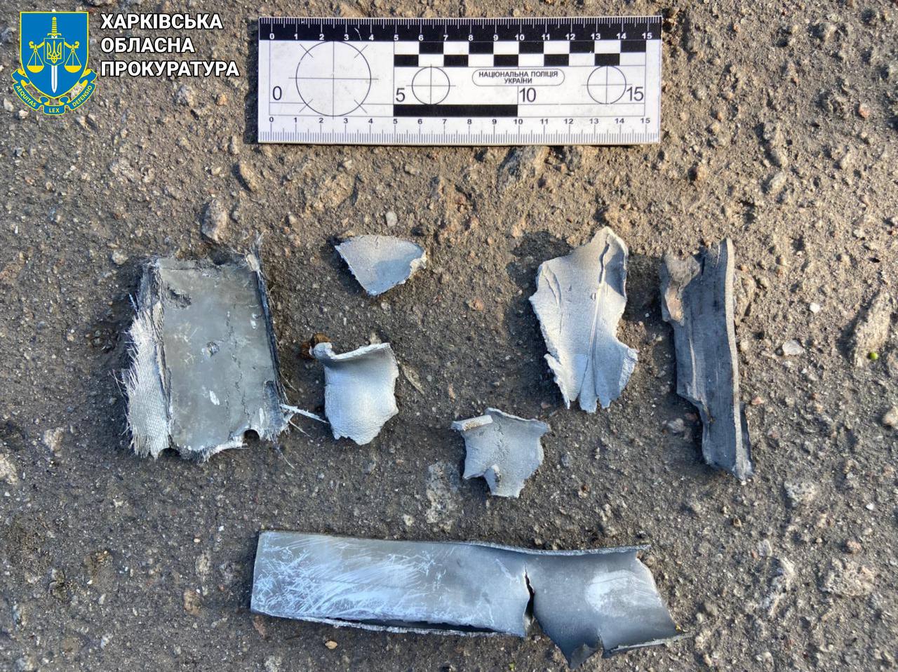 вражеский беспилотник, тип которого устанавливается, попал в киоск. Медики оказывают необходимую помощь двум женщинам в возрасте 41 и 59 лет, а также 76-летнему мужчине.