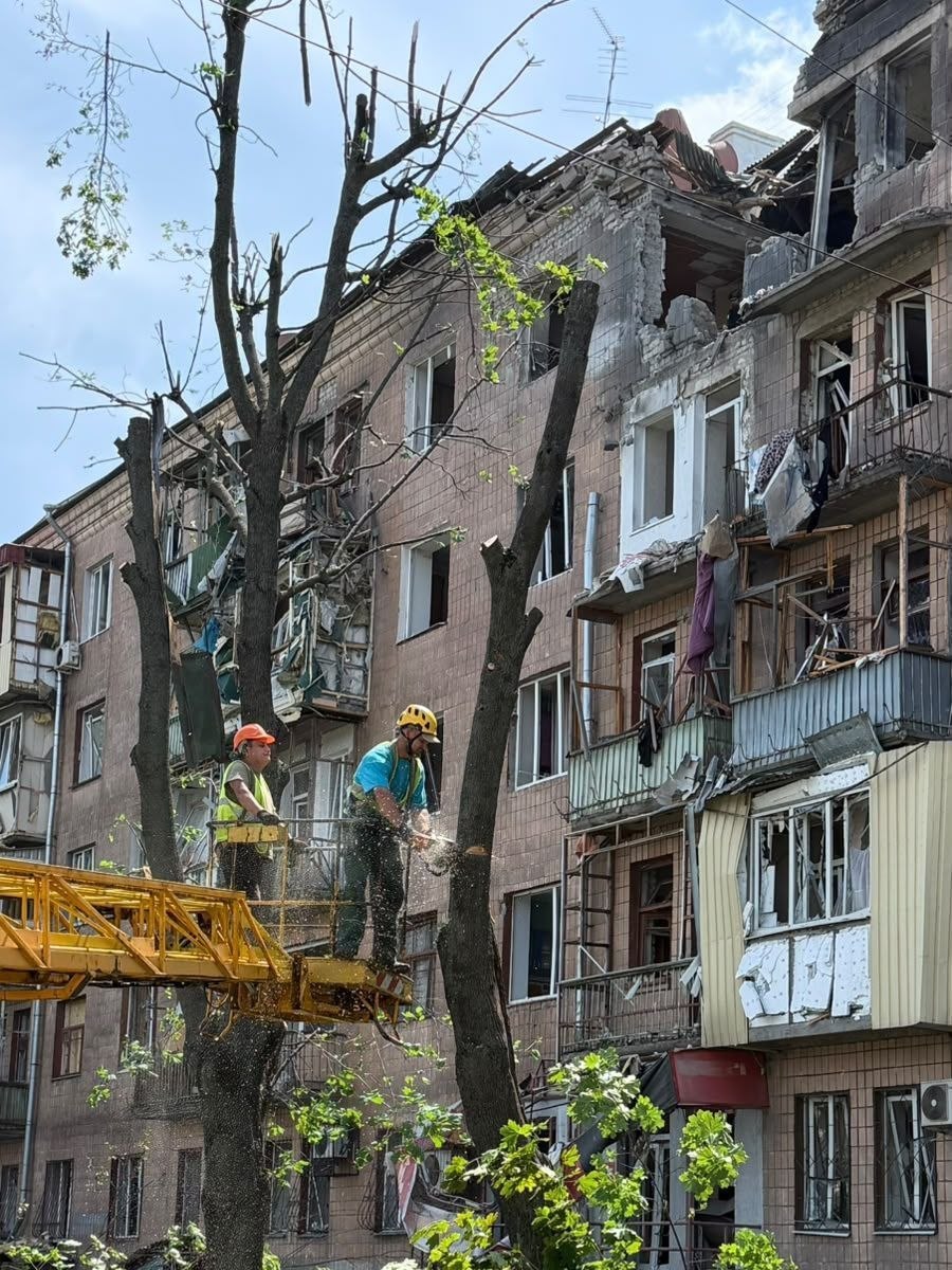 Оккупанты ударили по многоэтажке в Харькове ракетами "Бандероль": есть погибшие и раненые.