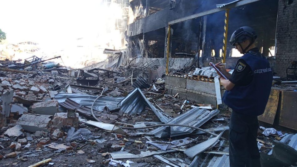 Полиция показала последствия ракетного обстрела Харькова ночью.