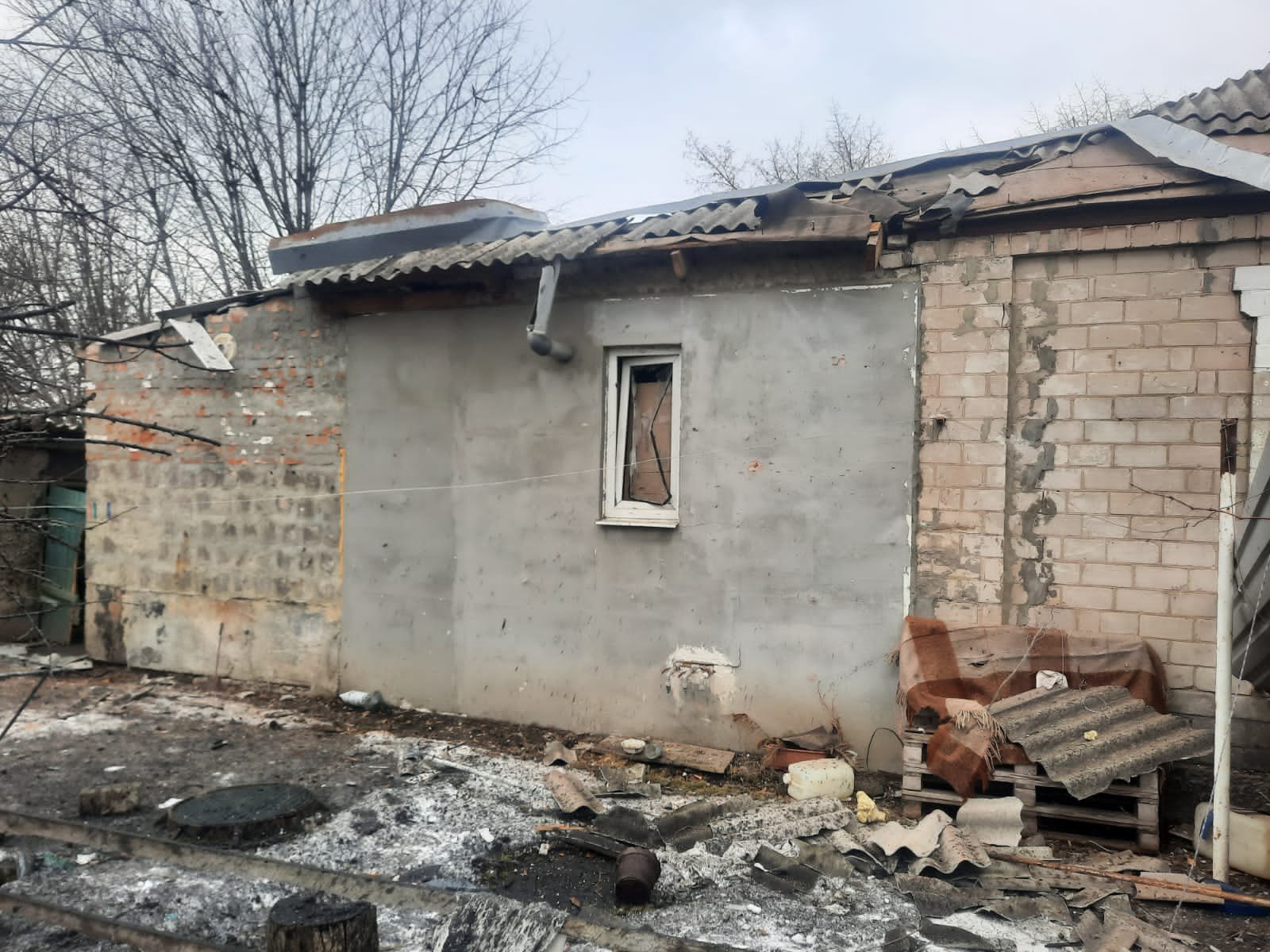 Поліція опублікувала фото руйнувань після останнього обстрілу Харківщини.