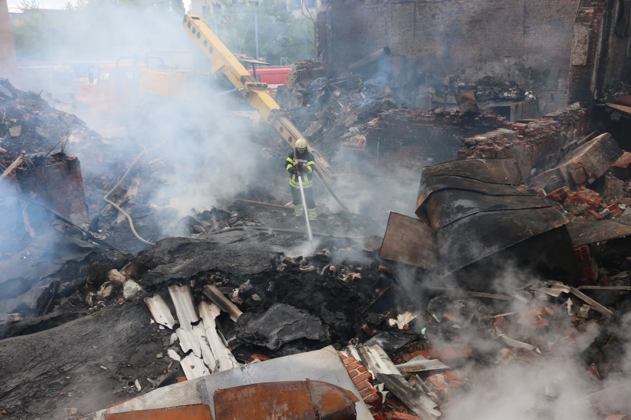 Зруйновано виробничо-складську будівлю: вночі окупанти обстріляли Немишлянський район.