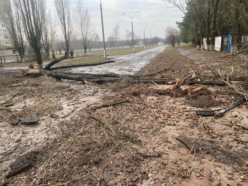 В полиции показали фото последствий последних обстрелов Харьковской области.