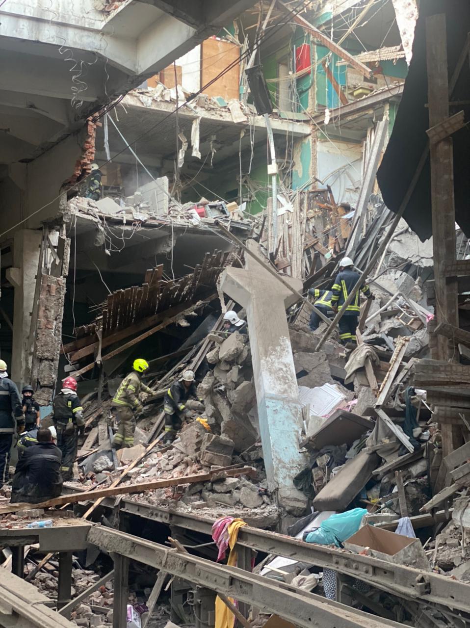 Из-под завалов извлекли еще 7 погибших.