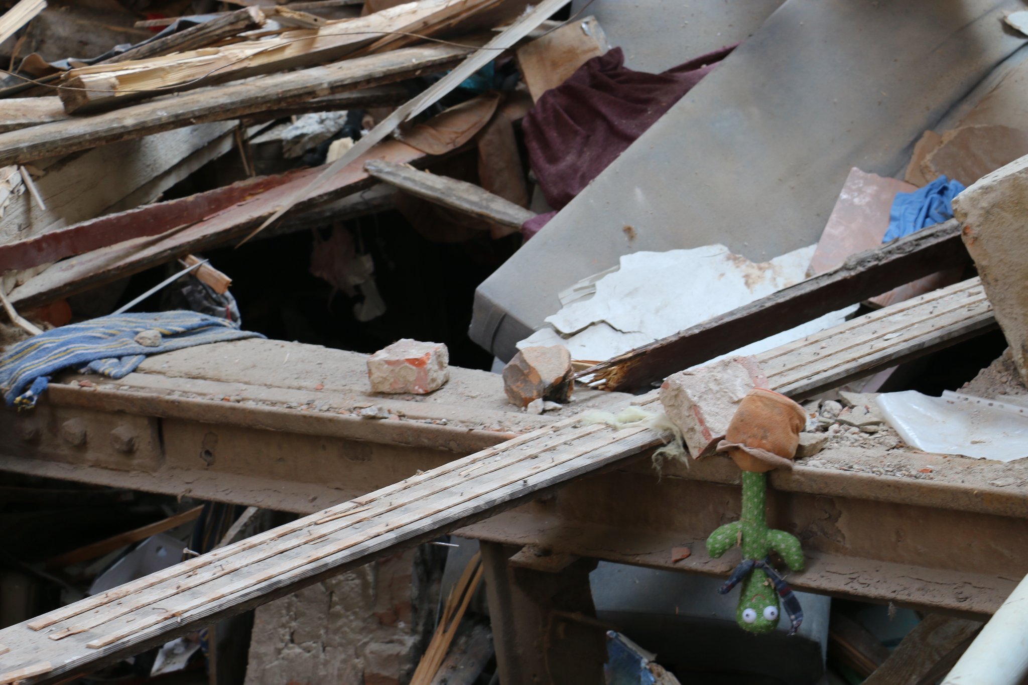 Среди жертв — переселенка: под завалами обстрелянных россиянами общежитий нашли тела 22 человек.