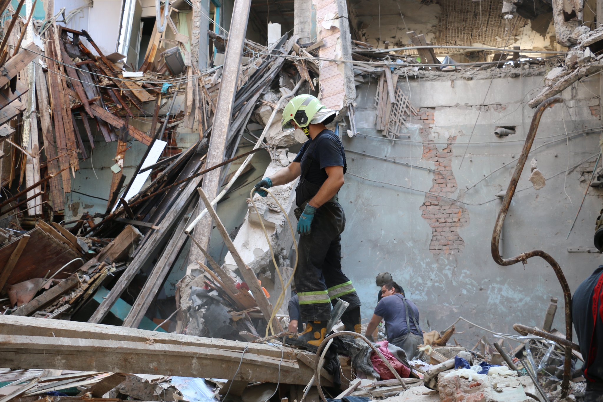 Среди жертв — переселенка: под завалами обстрелянных россиянами общежитий нашли тела 22 человек.